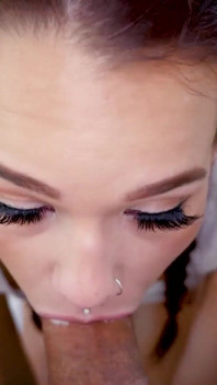 Rothaarige sÃ1/4ÃŸe daisy Love pOV sperma schlucken blowjob