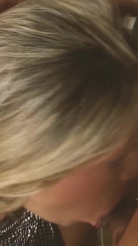 Mrdání zlaté scény - blonďatá milfka 1_sexy v elegantním prádle si užívá výstřik na obličej