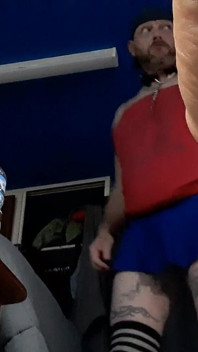 Sissy Crossdresser s potetovaným zadkem