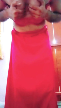 Indický gay crossdresser v duhovém sárí dělá hrdost pro LGBT XXX
