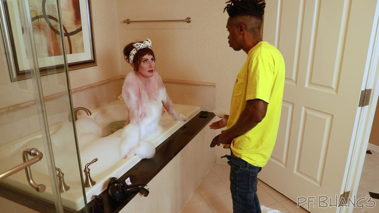 Melody Mynx: 浴缸边的客户服务毛巾和鸡巴交付