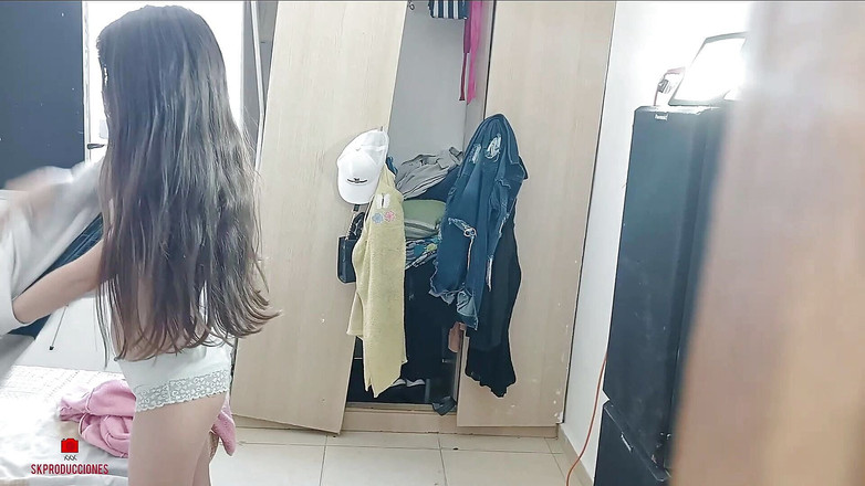 skpro_: Я знаходжу свою зведену сестру в своєму одязі, і я знімаю їх, і в кінцевому підсумку жорстко трахаю її, поки не кінчу в неї