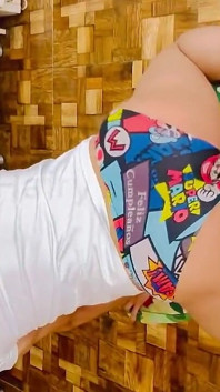 škádlení Sousedka Předvádí Své Hladké Sexy Tělo V Kuchyni a Koupelně