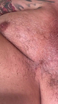 Velký starší obří pán má obrovské břicho a hands free orgasmy