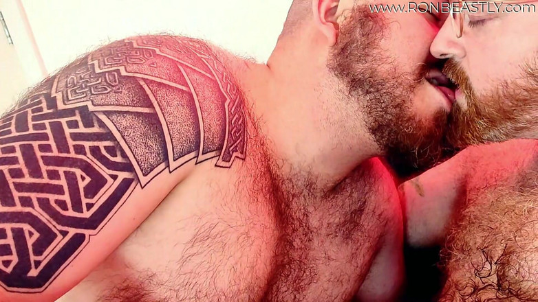 RonBeastlyFTM: Un orso trans si fa pompare il clitoride da un...