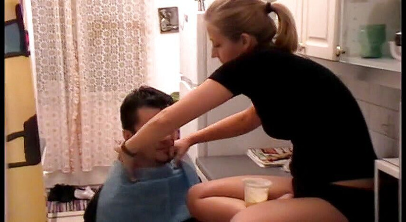 Femdom Austria: Nourrissez-le depuis le sol