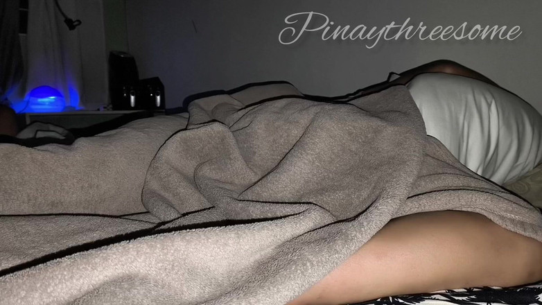 Pinay Threesome: Романтика азиатской милфы под одеялом. Пиной Капполь Са Илалим Нг Хуилот Romanca