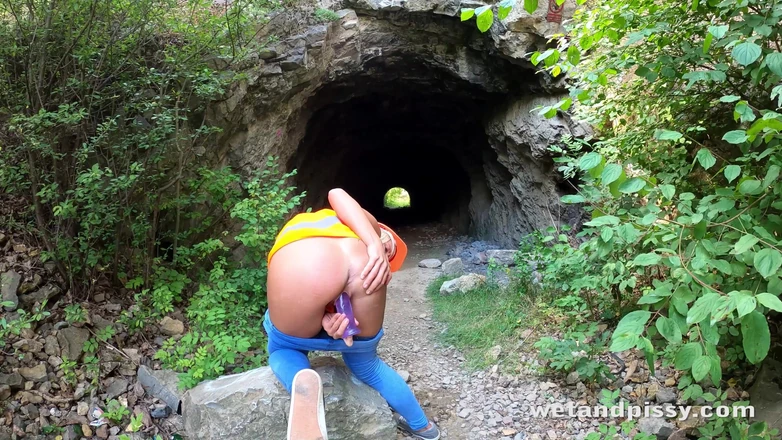 Puffy Network: Claudia na natureza parte 2 por wet and pissy