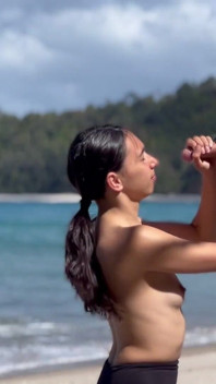Mamada y paja en la mejor playa con una carga de tragar