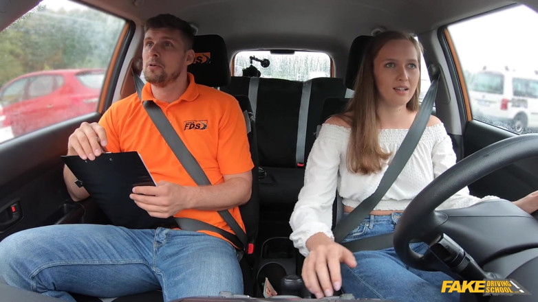 Fake Driving School: Lewati aku untuk melihat toketku yang aduhai