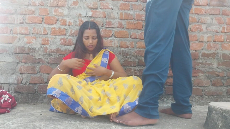 Pooja raniji: Bhabhi Deshi Pooja Pancut dalam video kongkek lantai cepat rumah...