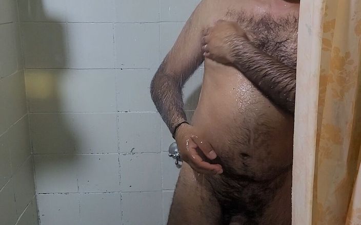 DaodDam: Волосатый мужчина принимает душ