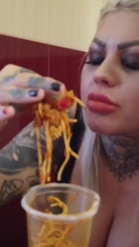 Máy bay bà già tóc vàng xăm mình ăn mì spaghetti trong nhà vệ sinh