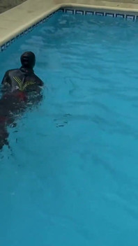 Wetsuit-bondage, meerjungfrau, rutschiger pool kink mit flossen, Seil und tiefem tauchen