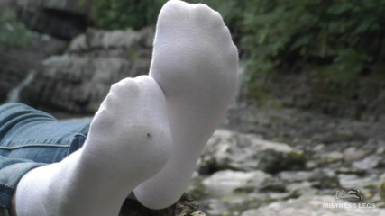 Mistress Legs: Tachinând picioare în șosete albe la cascadă