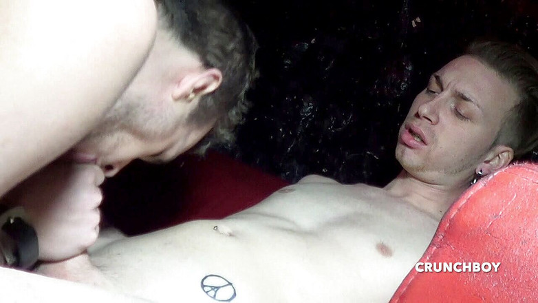 STRAIGHT BOY CURIOUS: Dylan dikongkek tanpa kondom di bilik belakang