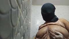 Nazmabd: Indická Nazma Babhi ukazuje svá prsa, když se sprchovala