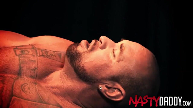 Nasty Daddy: NASTYDADDY - zlobivá hunk Michael Roman ošukaná potetovaný tátou