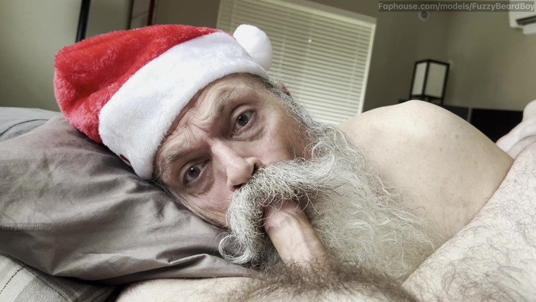 FuzzyBeardBoy: 내 북극에서 일하기 위해 일찍 오는 산타 - 자지를 빨아주는 산타 1