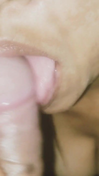 Orta yaşlı seksi kadın sadece büyük, lezzetli dilini kullanarak sakso çekiyor ve sonunda tüm dölleri yutuyor.