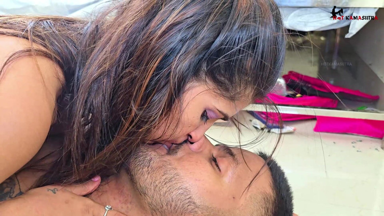 HOTKAMASUTRA: Služebník ošukal paní a vzal si od ní kouření