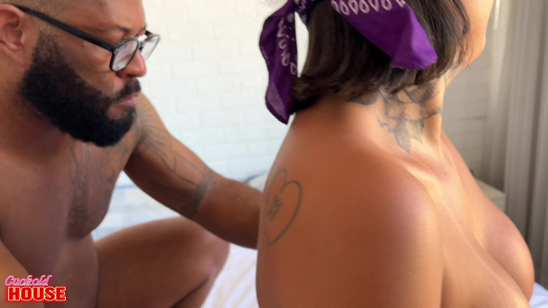CuckoldHouse: Donna Sposata Bendata Riceve Una Grande Sorpresa Durante Una Doppia...