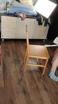 La Donna Amatoriale Si Diverte a Provare I Vestiti E Tagliarli.