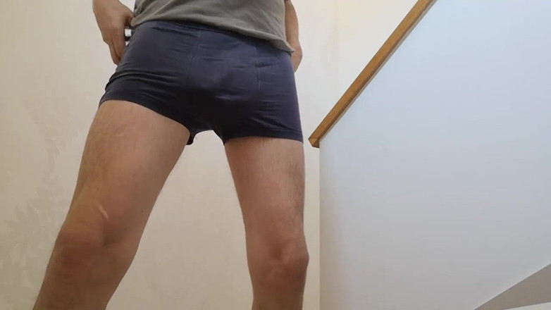 Rafael Torreano: 在楼梯间脱衣、撸管和射精