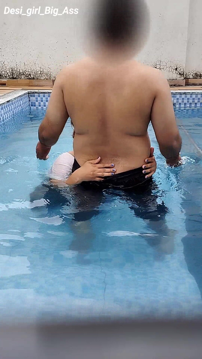Nadiya: Der Riskante Spaß Eines Heißen Paares Im Schwimmbad.