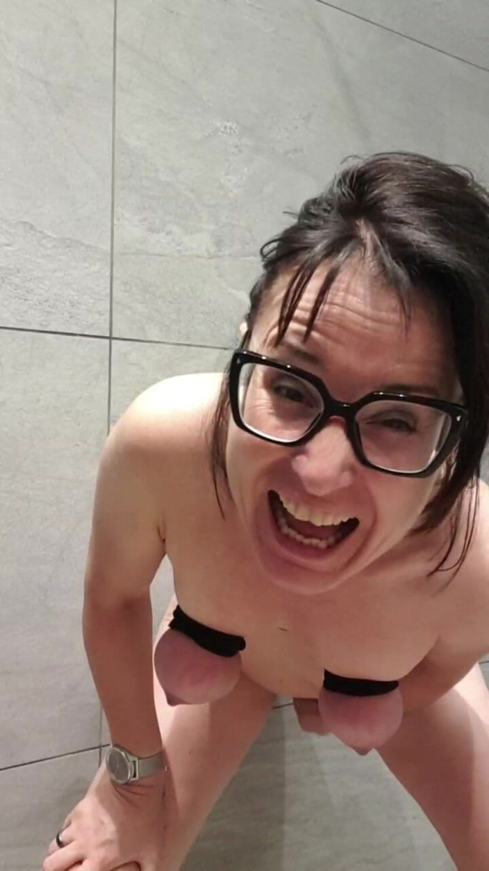 JulieEroticDress: Penisverzorging Onder De Campingdouche