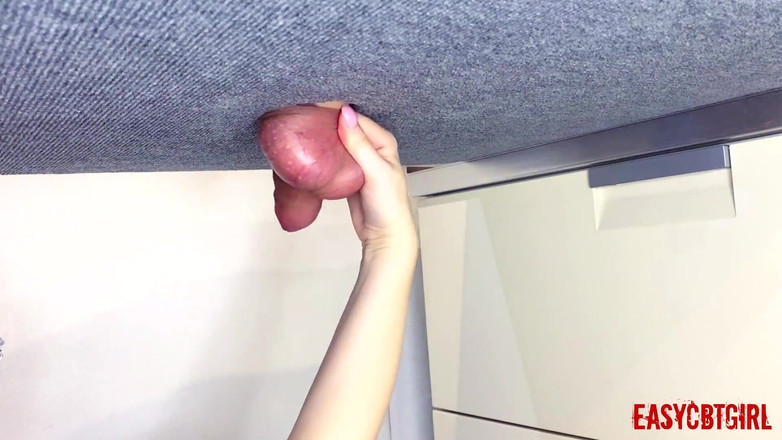 AnnyCandyPainboy: मालकिन गुलाम गेंदों और लंड को ट्विस्ट और फैलाती है easycbtgirl