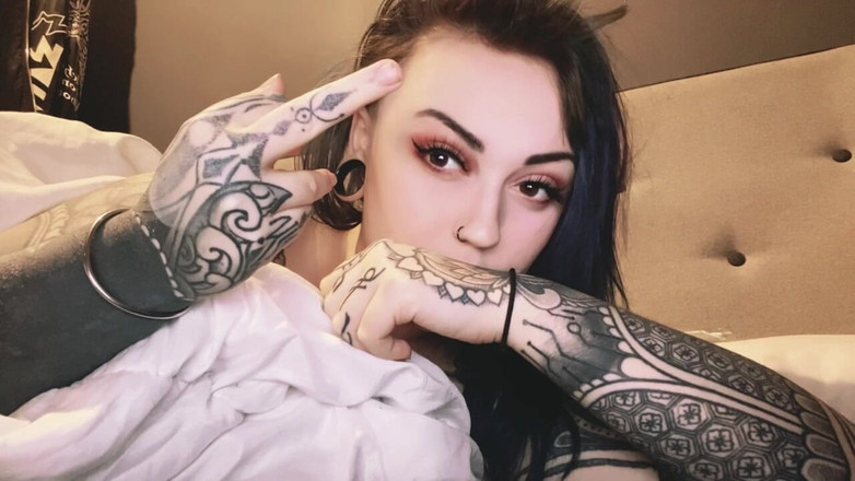 Miss Valentina: Обмін повідомленнями, інший хлопець ігнорує