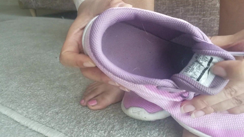 Footlicious3: Eu cuspo no meu tênis. Meias pretas fedorentas, imundas e...