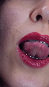 레베카 디아만테의 신성한 얼굴에 매료되어