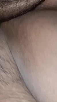 お尻をいじったり、手マンしたり潮吹きしたり