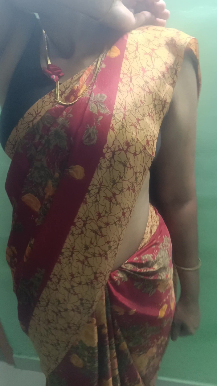 Inba: Chennai faculdade professora Saree sanding romance em casa de hóspedes