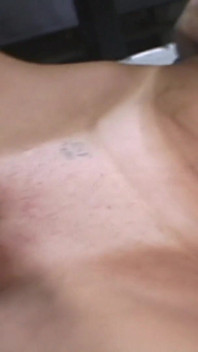 Çılgın orta yaşlı seksi kadın gece kulübü mutfağında mastürbasyon yapıyor