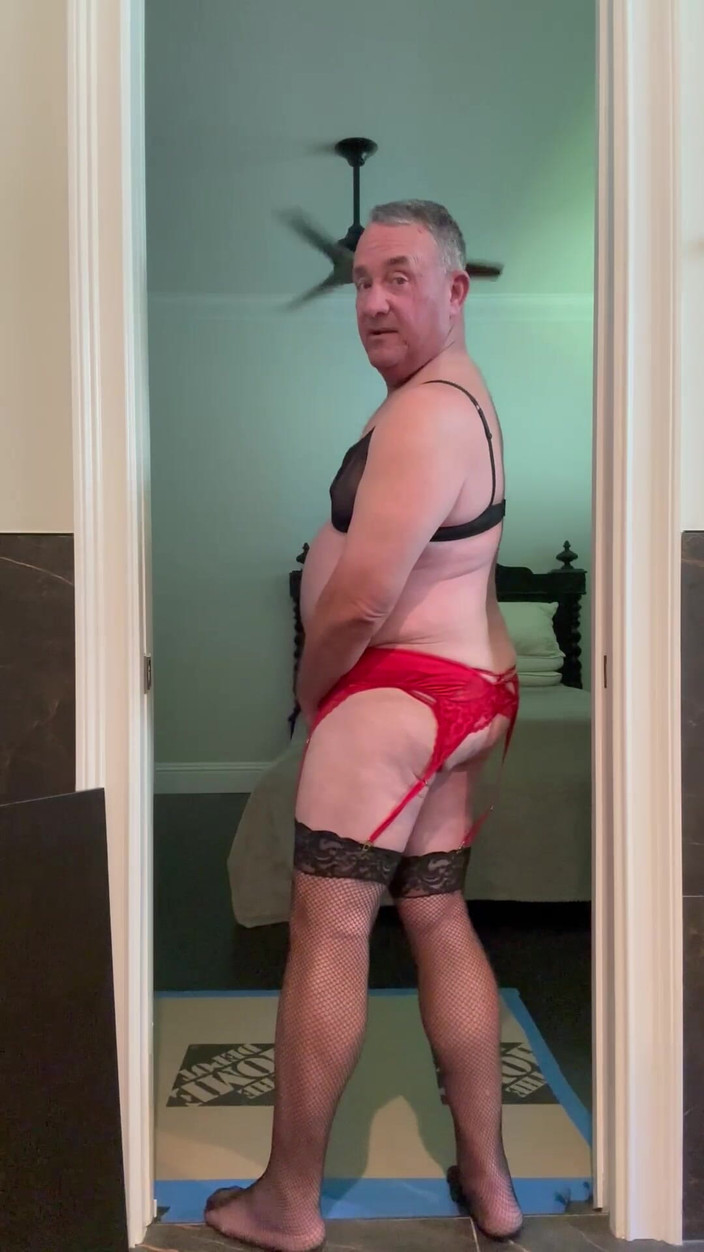 GottaLuvBB: 풀 레드와 블랙 의상 쇼