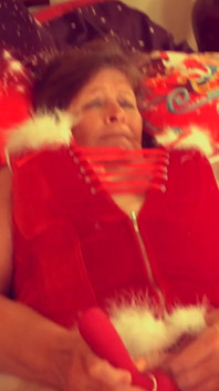 Oma Carmen Claus: de kerstman is weg, dus ik zal iedereen zuigen, neuken en sleeën voor een creampie!