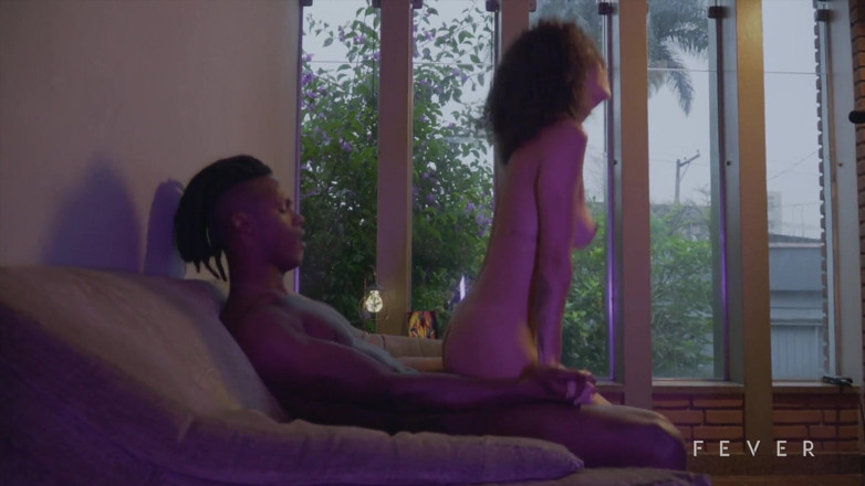 Fever Films: Interracial - un black explore la chatte rose d'une brune