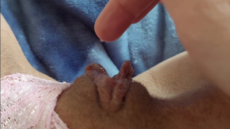 Wet Pussy Fuck: 18 yaşındaki kız çok ıslak genç amcık amcığını damlatıyor yakın çekim