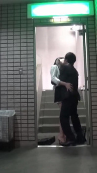 오후 카페 서프라이즈. 내 옆에 있는 여자가 눈치채다 - 2부