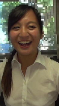 新兵服の裏に輝く笑顔。優雅な美女が秘密の一面を明かす -パート1