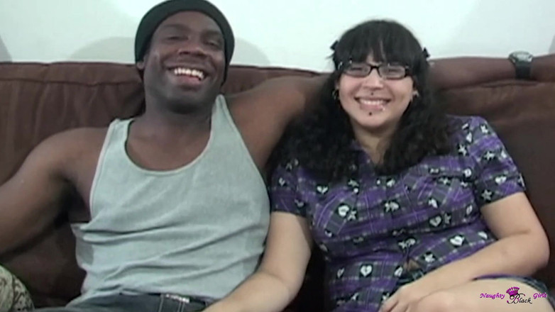 Naughty Black Girls: Дурная тинка не может дождаться, чтобы получить жесткую обработку члена от черного ебаря