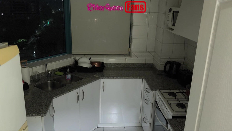 Riderqueen: Sexy Sepmom in der Küche - video für fans