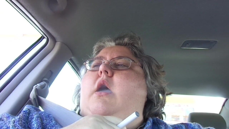 BBW nurse Vicki adventures with friends: L’infirmière Vicki SSBBW Fume Dans La Voiture