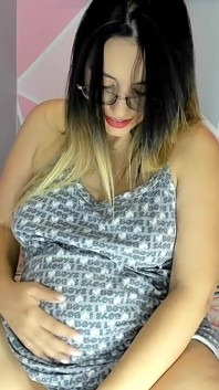JOI Latina nadržená těhotná si hraje se svou šťavnatou kundičkou