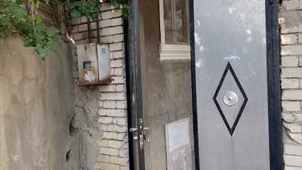 Falcon Al: Kurir mengirim paket yang nggak biasa dan mergokin si kembaran...