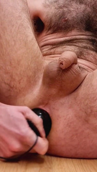 Alongamento anal com meu grande plug anal vibrando, escancarando minha bunda apertada.