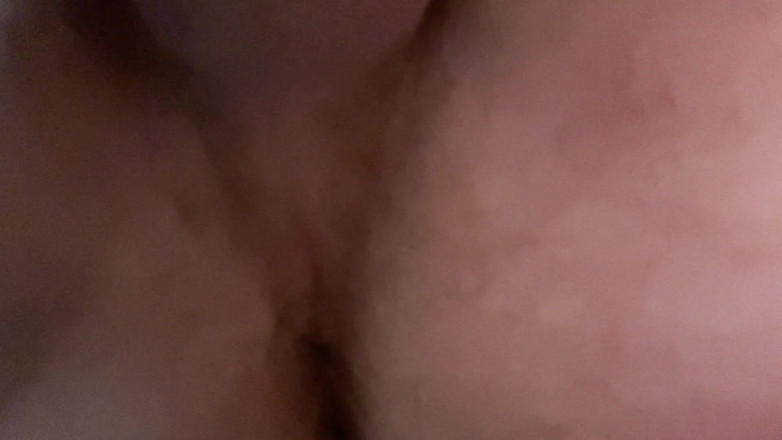 Josey21: Tienerjongen diep dildo inbrengen.